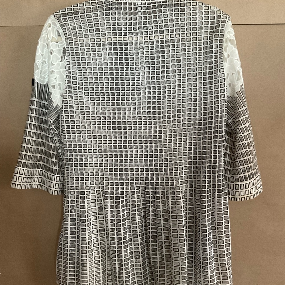 Lindi button down top. 3/4 sleeve. Floral. Size S - Picture 7 of 9